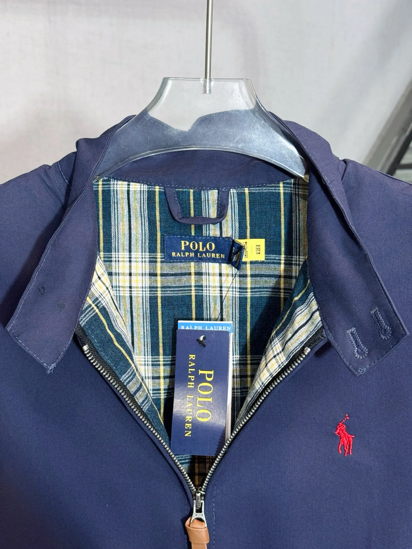 P320 Style number: HE304 Ralph Lauren - Ralph Lauren old money style small label classic mesh jacket. The fabric is made of pure cotton workwear fabrics. The upper body is three-dimensional and stylish. It is a versatile style in autumn. There is a Ralph Lauren small logo embroidered on the chest. Customized original letter hardware zipper. The inside is renamed old money style sub-fabric. It is made from the original version and comes with three labels. You can buy it with confidence. Color: Navy/Khaki Size: S M L XL